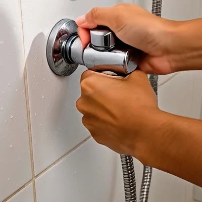 Manos enroscando la manguera de la TurboDucha
